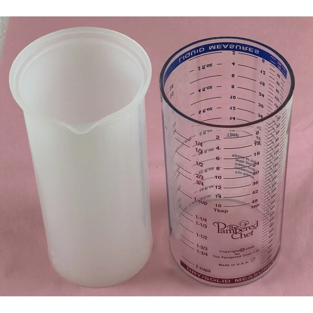 Pampered Chef 2 Cup Liquid Dry/Solid Adjustable Measuring Cup w/Spout **EUC**